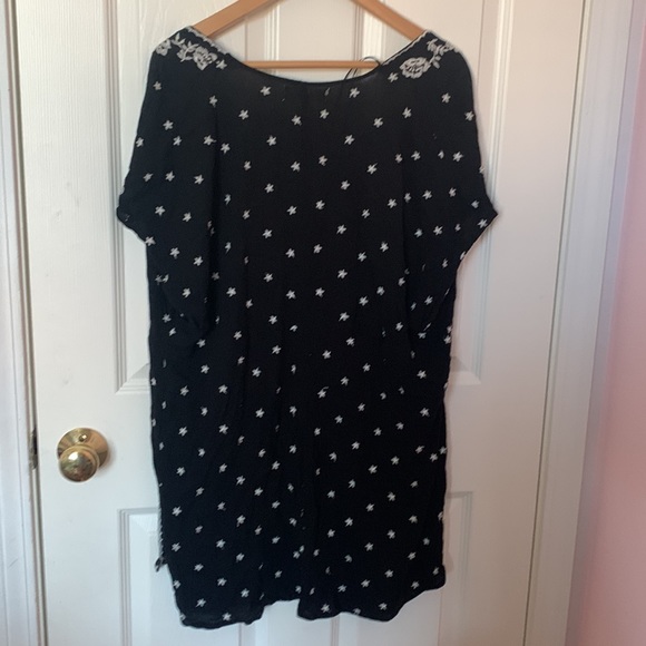 Black sleeveless kimono with white simple flowers from Love Tree - Picture 4 of 4